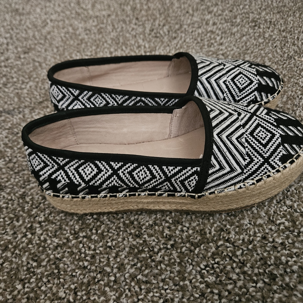 Black and White Gianni Bini Flats, Size 6.5